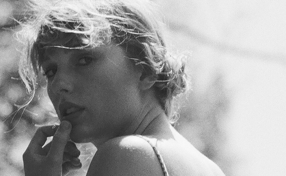 Taylor swift portrait in black and white