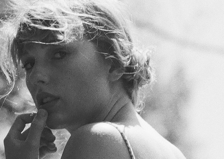 Taylor swift portrait in black and white