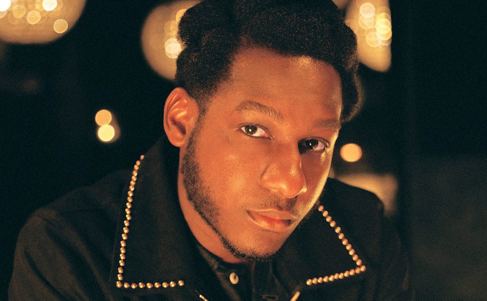 Leon Bridges posing