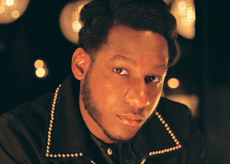 Leon Bridges posing